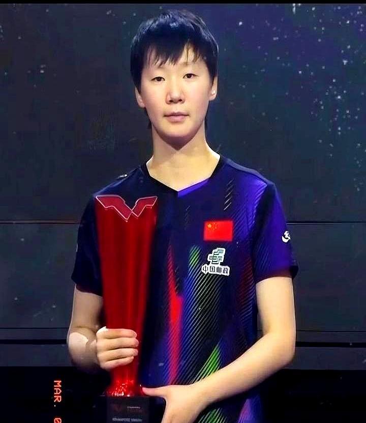 早田希娜瘫在椅子上死命摇头，球台对面的王曼昱连汗都没出透。日本教练组一帧帧