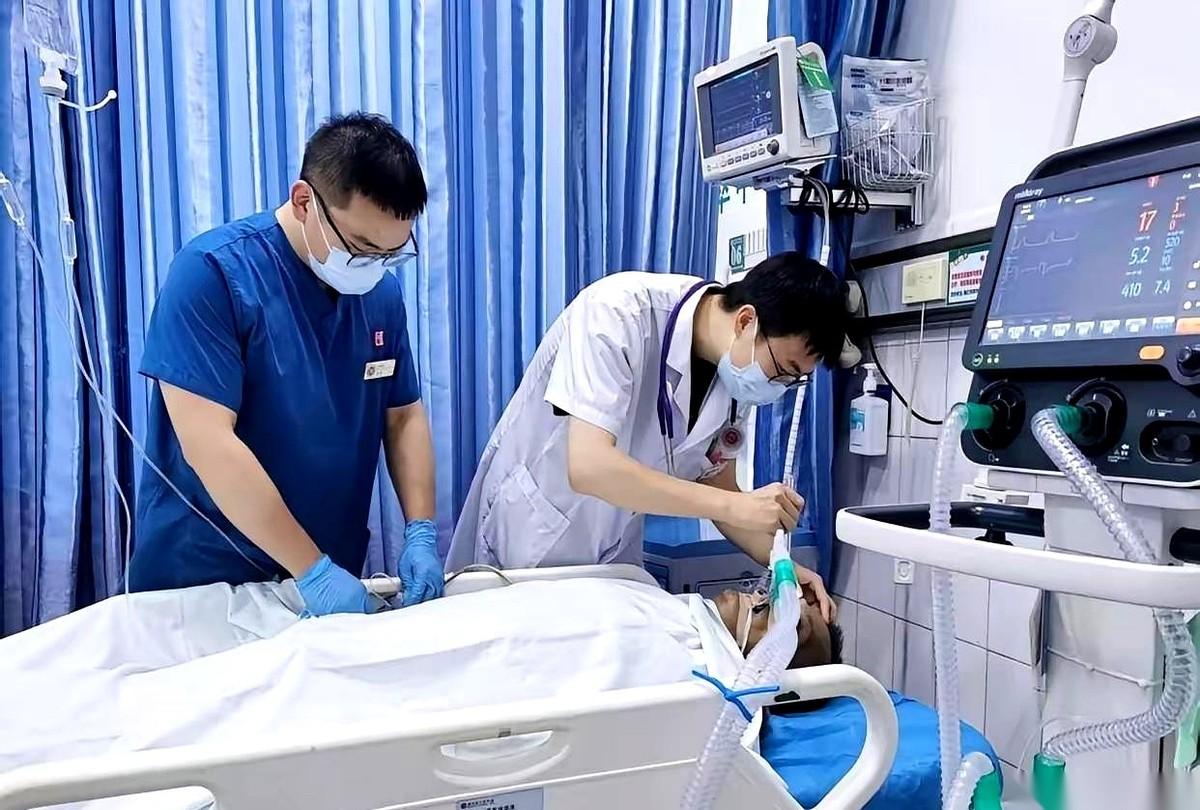 “头晕。”就这一句话，我43岁的弟弟，人直挺挺地就往地上倒。厕所地砖“砰”一声