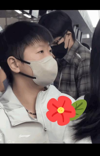 大头是真喜欢孩子包括林诗栋这个大孩子国乒出发澳门大头一路都弄着小石头要不