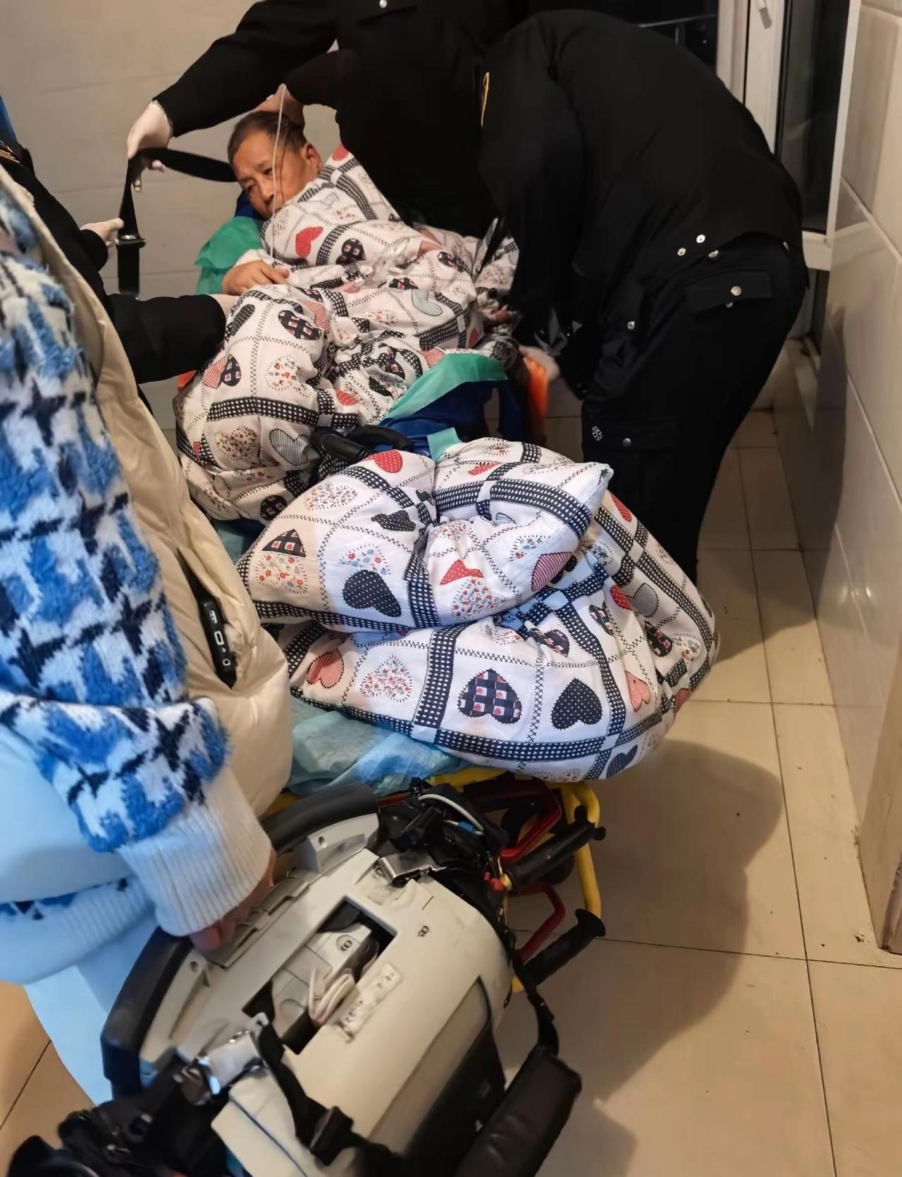 好吓人呀，电梯口。好吓人呀，刚电梯口看到的，但是我不明白，为什么是警察过来，而不