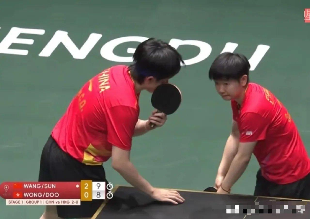 成都混团世界杯的比赛估计把很多人整不懂了。看到开场是莎头组合，单打是蒯曼和林诗栋