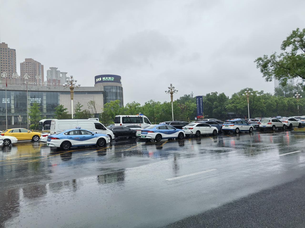2026年5月25日，星期一。山西太原的早晨凉风习习，阴雨绵绵。马路上骑车的人少