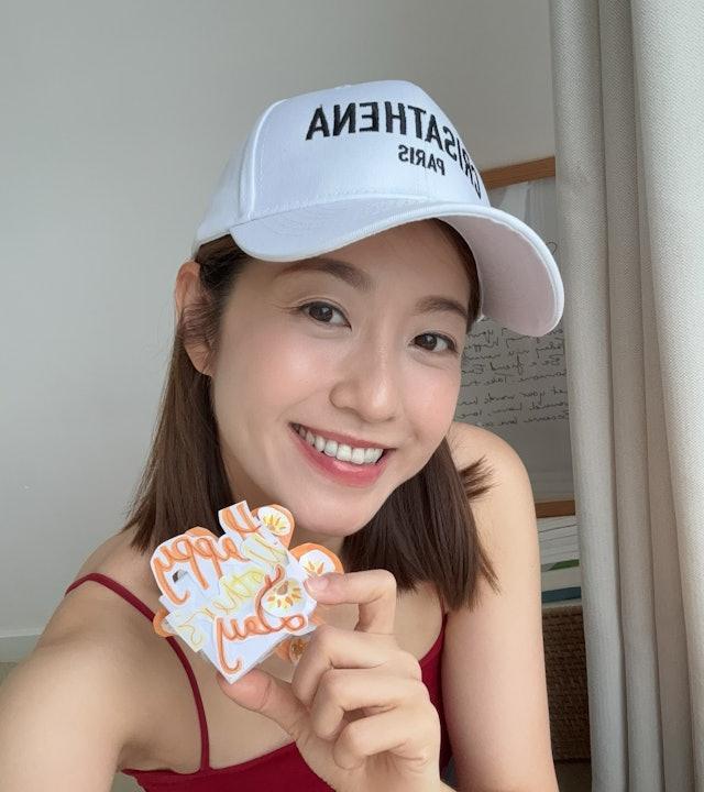 陈自瑶还贴出了她与女儿QQ的合照，相中可见，今年13岁的QQ已与妈咪差不多身高，