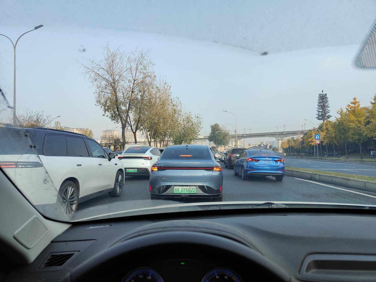 在成都开车，是什么体验。是心理的博弈和技术的考验。2公里开开半个小时不说。