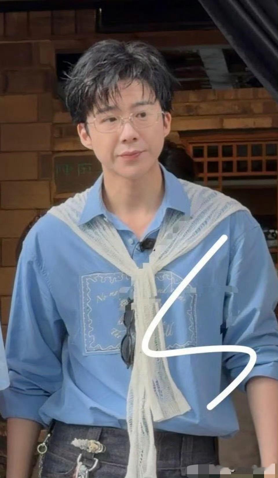 刘宇宁这组综艺路透生图与精修图反差感拉满，堪称换脸级别修图。同款蓝衬衫造型，生图