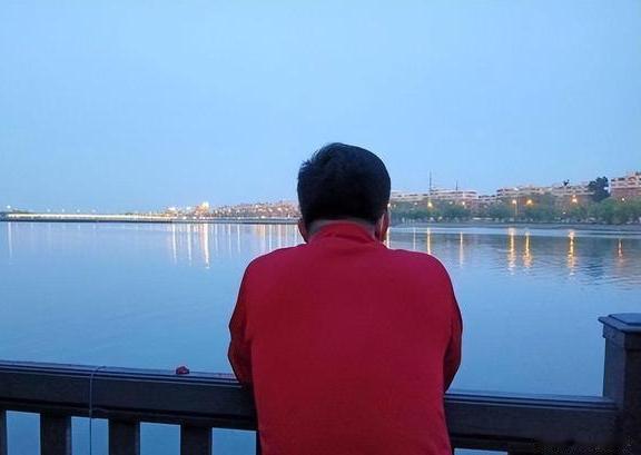 第一批独生子女的残酷真相：父母去世后，成了举目无亲的“孤儿”这话是不是戳中