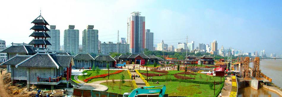 十天新疆旅游，早出晚归，每天在旅游大巴上颠簸七八个小时，回到酒店已经是八九点钟，