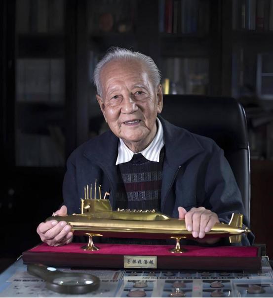 1988年，黄旭华在南海做深潜试验时，顺道回了趟家看望母亲，谁知95岁高龄的老母