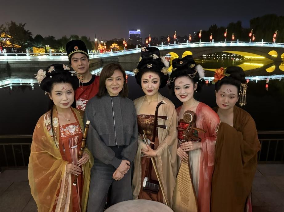 6月18日，有网友晒出关之琳现身西安大唐芙蓉园的照片，无修图下，关之琳有白头发，