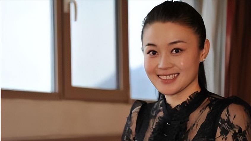 在赵本山的演员队伍里，关婷娜算是一个特别的存在。 她不会唱歌，不会跳舞，也没