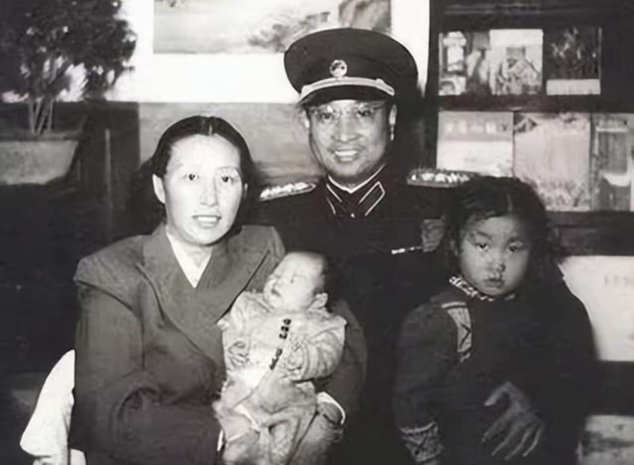 上世纪50年代，副总长陈赓大将前往广州疗养，还带着儿子小庶。谁料遇到了老战友陈少