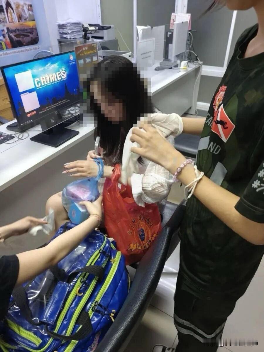 中国游客曼谷遭抢，泰国网友致歉反思2026年2月25日凌晨，曼谷市中心巴吞旺区