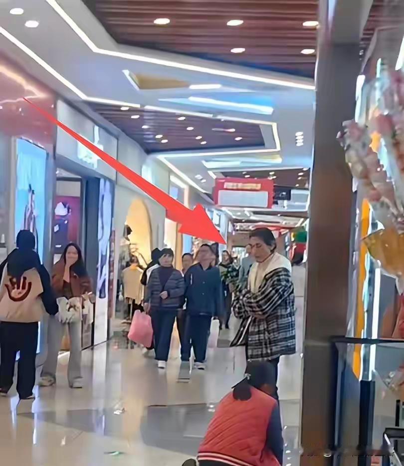女子商场跪求丈夫，疑不是为了买羽绒服，真相曝光令人震惊！最近在某商场里发生了
