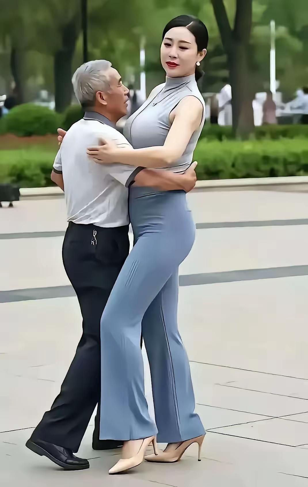 到广场跳舞，都找老王头儿。他的舞跳的最标准，漂亮的女伴也都找他…