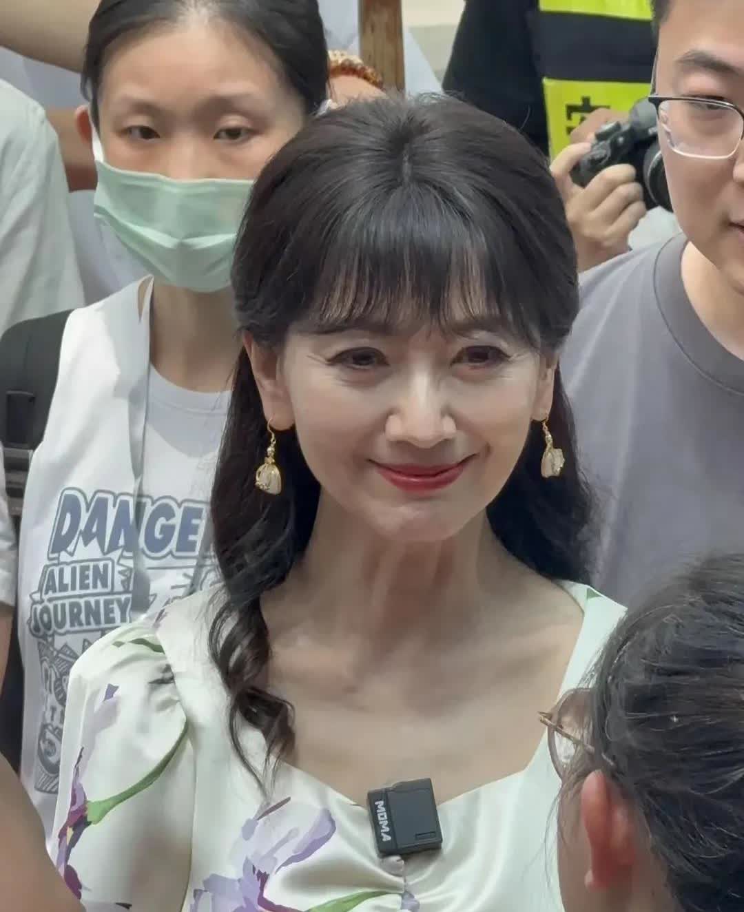 71岁赵雅芝去掉美颜和修饰不老女神真的苍老了网友：皱纹明显很多