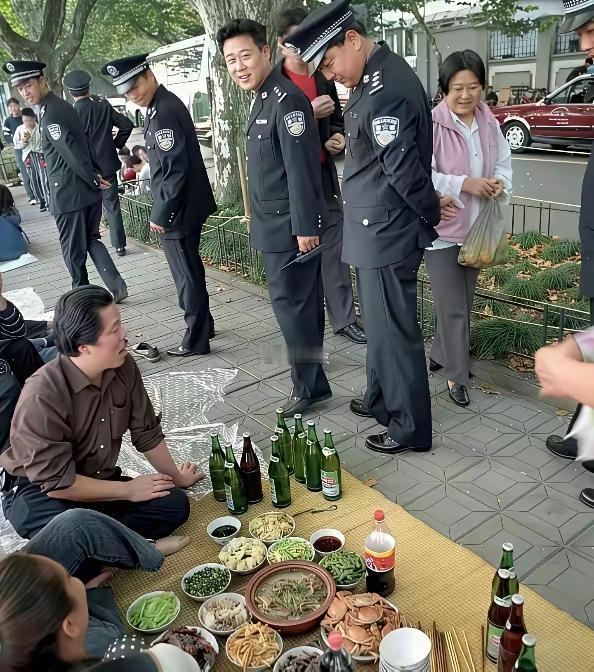 所谓的“接地气”可能就是这么来的，照片应该是本世纪初拍摄的，从警察穿的99式警服