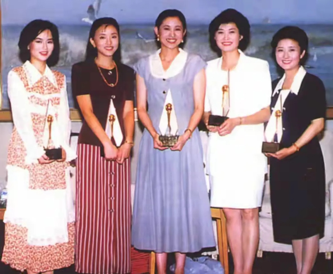 1994年，鞠萍、杨澜、倪萍、敬一丹、高丽萍获得首届金话筒奖时的珍贵合影，当时正值当打之年，被称为央
