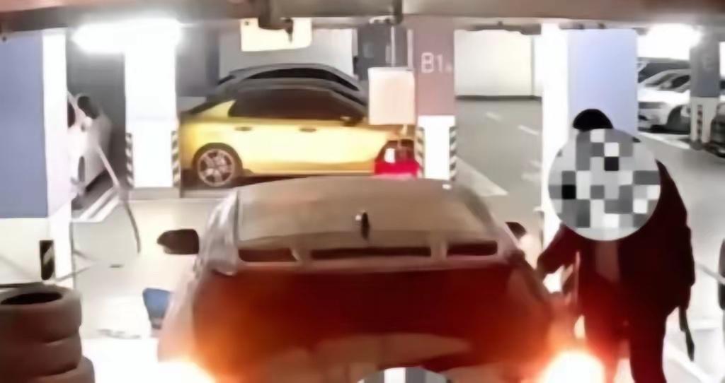 “厚颜无耻。”黑龙江哈尔滨，一中年男子花15万买下车位，三番两次被白车霸占，索性