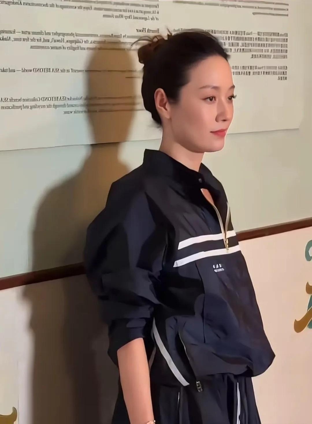 马伊琍留长发了，没想到她骨相如此完美，49岁都没有疲态，颜值真的太能打了。文章才