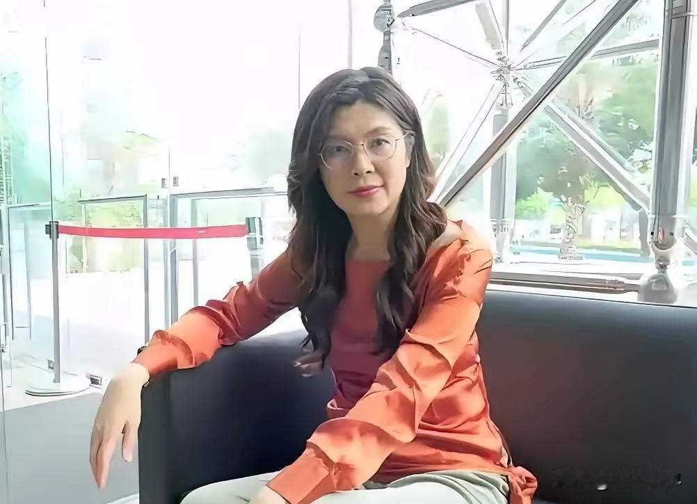 刚当上老大，椅子还没坐热乎呢，郑丽文直接就把话撂这儿了。第一，九二共识，没得商