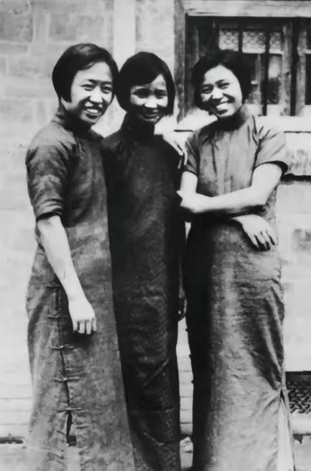 1932年，地下党钱瑛撤退时不幸被捕。她为了不暴露身份，借口肚子疼要去上厕所，趁