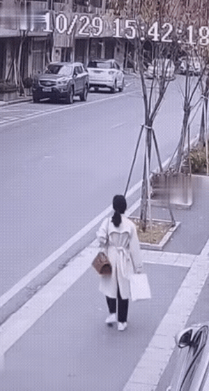 妹子，你这是搞笑呢，还是真的腿吓软了，站不住了。可从视频上看，女子倒下前还往身