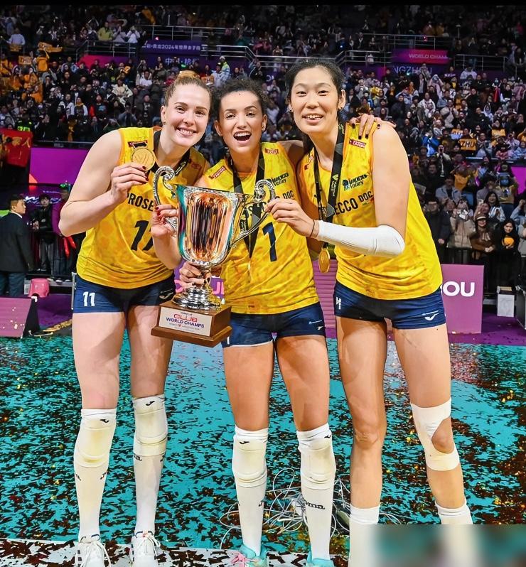 你跑我追！！当她们身披科内利亚诺的同一款战袍，世界排坛的格局也随之改变。