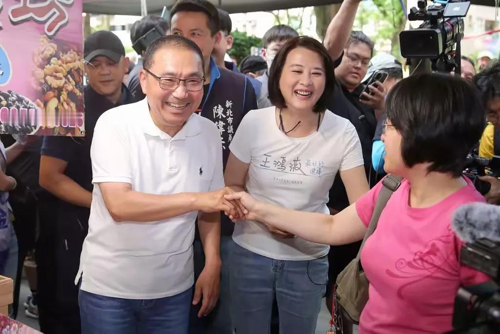 侯友宜这次表现不错，反罢免亲临第一线，还跑到台北来给王鸿薇扫街拜票，这是个辛苦活
