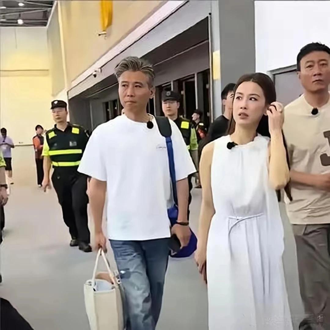 离婚后的圣依，满血复活，神采奕奕，目光坚定而有力量，透着那么的自信。不知这是拍