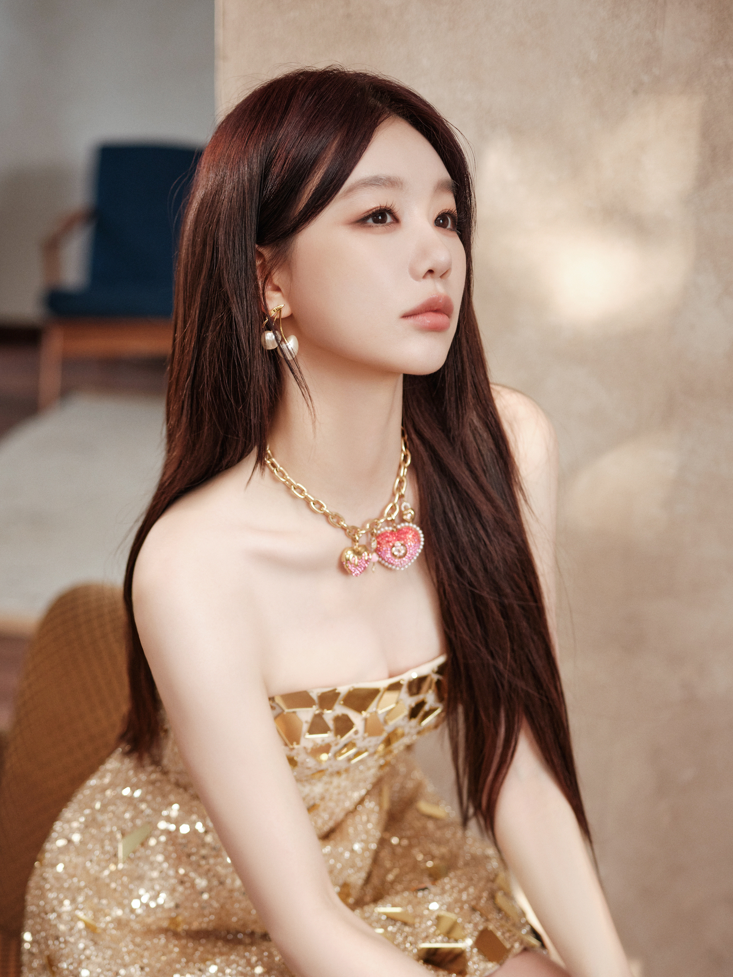 徐梦洁金箔碎钻缀满抹胸裙，将鎏金霞光揉进裙摆，肩颈线条利落得似裁过月光，长腿