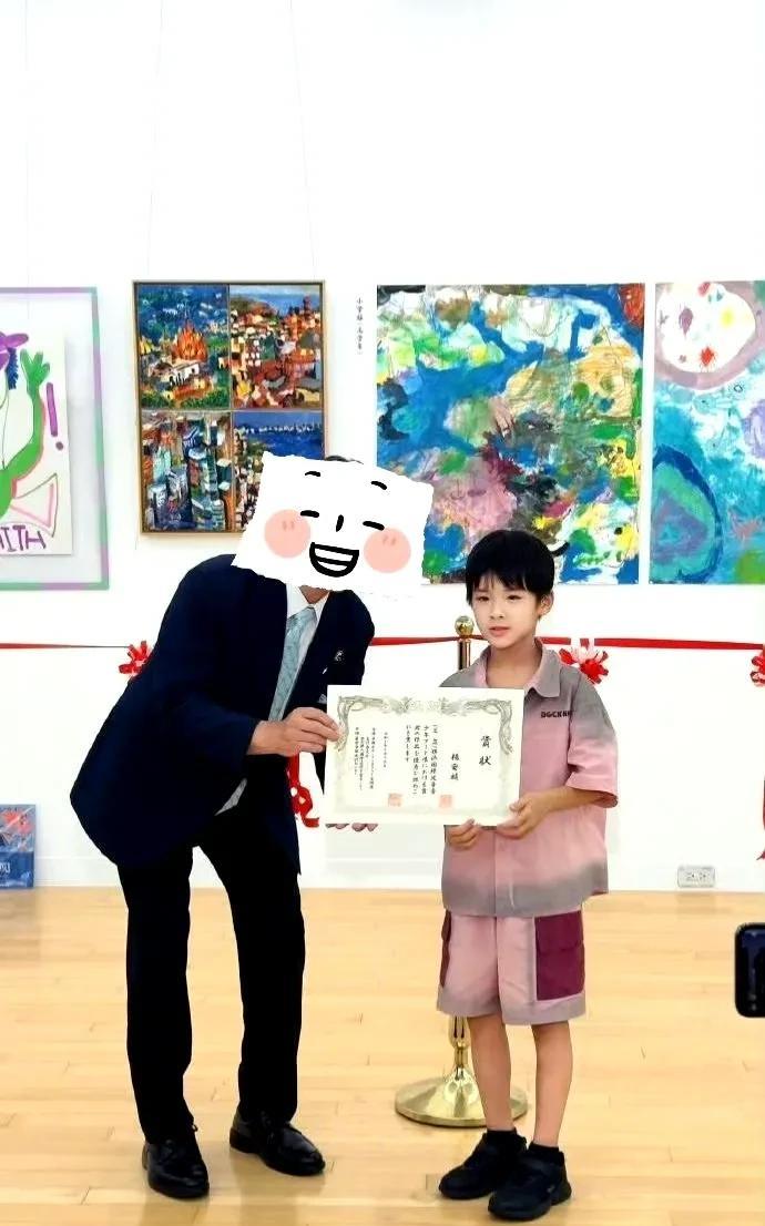 黄圣依小儿子杨安麟去东京参加画展了，并且还得了奖，黄圣依不停给儿子拍照，想留下儿