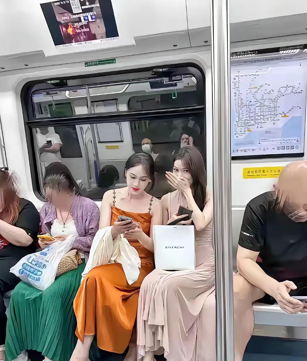 地铁上碰见这样的美女，给你使了这么个颜色，你是不是觉得你的机会来了？
