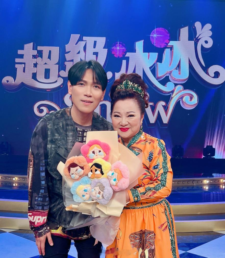 杨宗纬摔下舞台六根肋骨骨折据台媒，8月23日在演唱会上不慎舞台上跌落，造成右手
