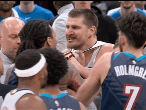 约老师这次是真生气了😡怒目圆瞪，直接扑向多特。多特使阴招暗算约基奇，裁判给了