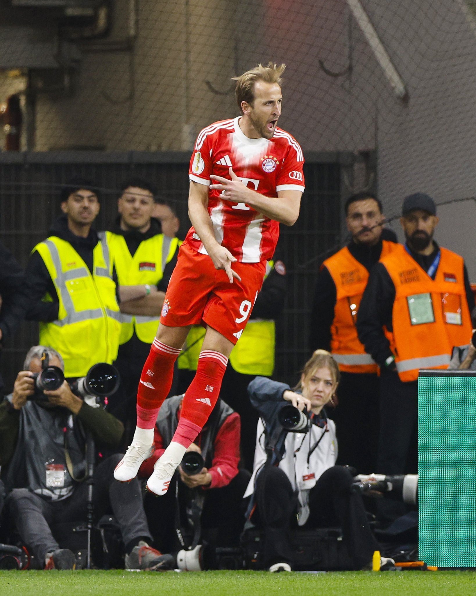 凯恩本赛季打进52球，来到拜仁后他141场入账138球，凯恩的终结能力和孔帕尼的