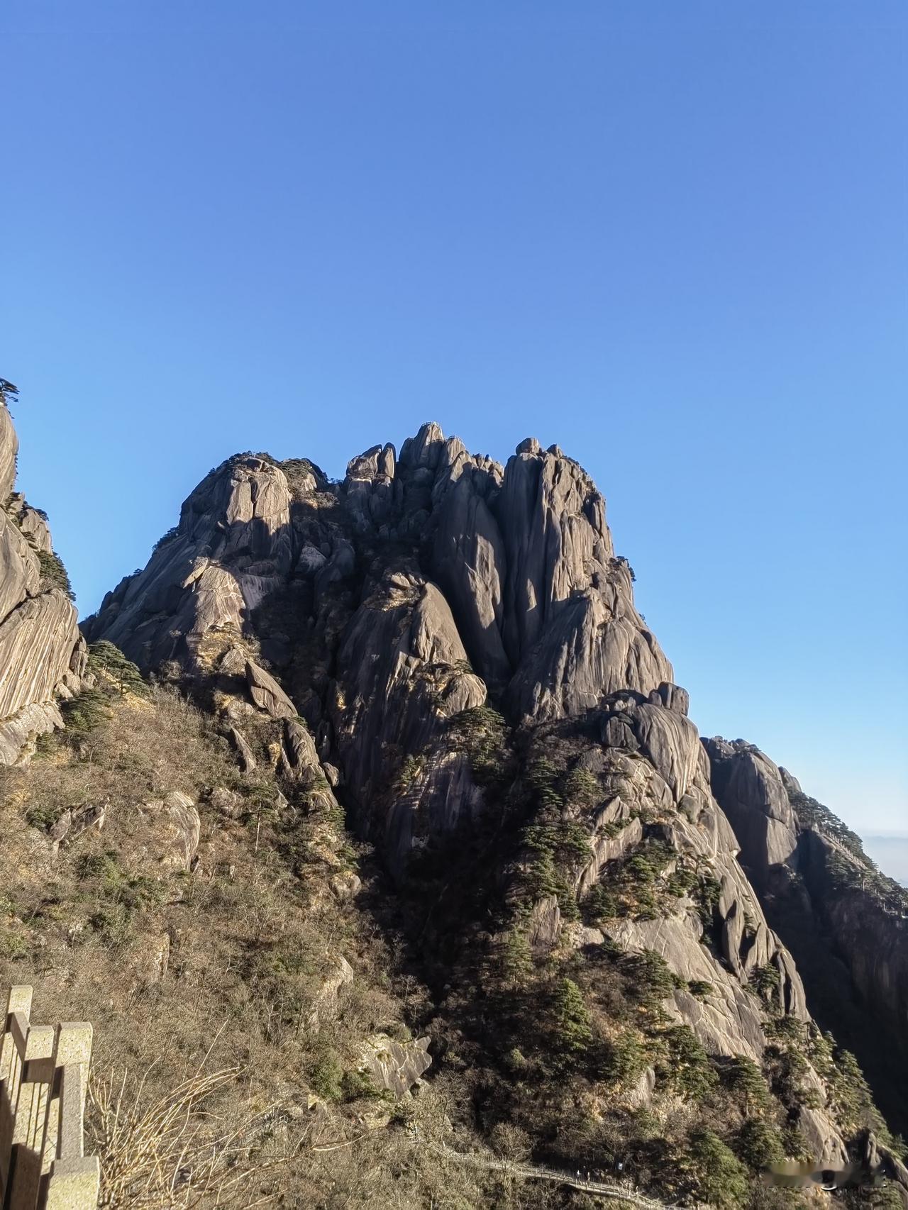 中国有三山五岳之说：三山：1.黄山2.峨眉山3.？五岳：1.中岳嵩山
