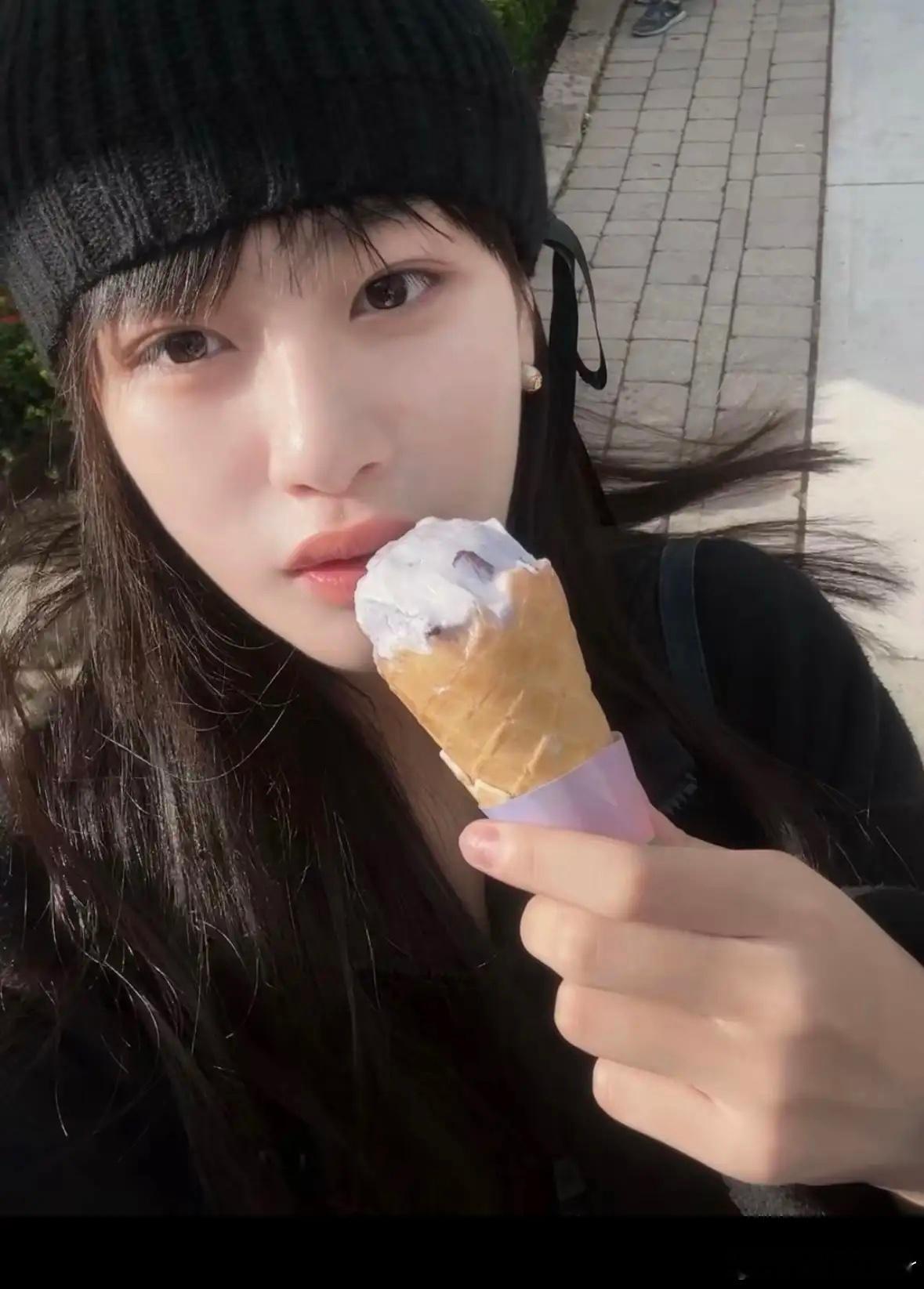 吴启华向大家证明了：生孩子想颜值稳定还是得找帅哥。他17岁女儿最近火了，这孩子自