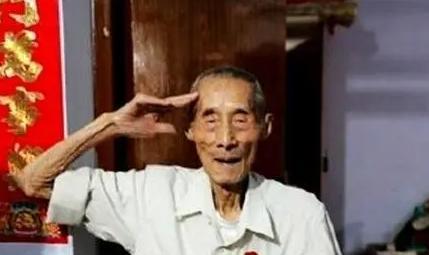 1942年，黄士伟在路上埋60枚地雷阻击日军，准备预测日军会停下的地方时，他突然