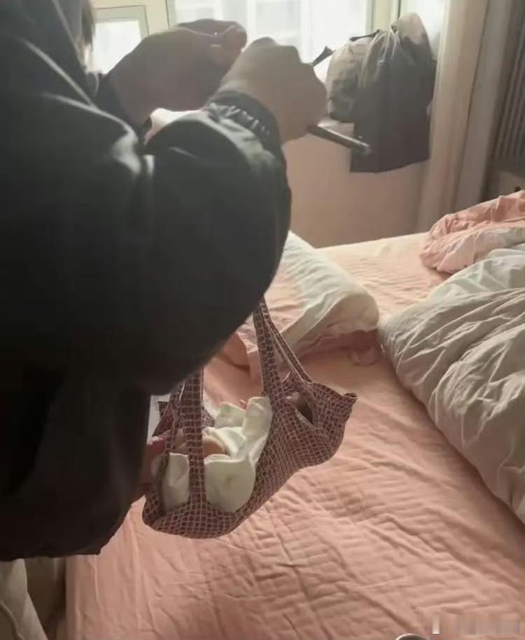 社区卫生工作人员用老式杆秤给宝宝称重，结果孩子意外滑落，秤砣直接砸在婴儿胸口。