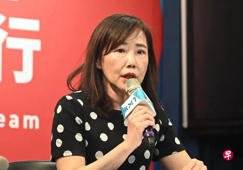 郑丽文再次被打了个措手不及根据5月27日的最新消息，尹乃菁亲口证实，她早在5
