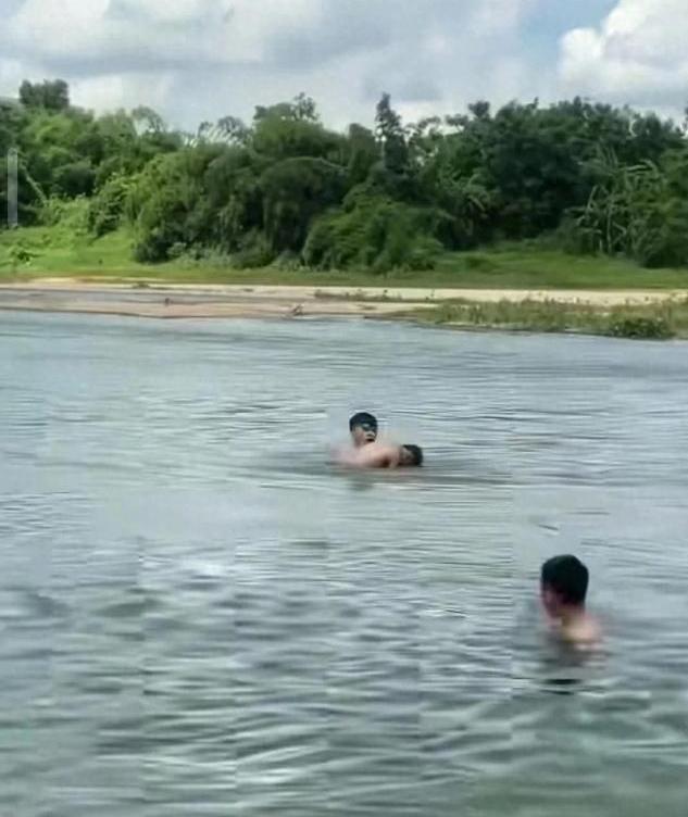 广东湛江，一小伙看到有3个小孩结伴去河里游泳，后面就发现少了一个，惊得小伙急忙跳