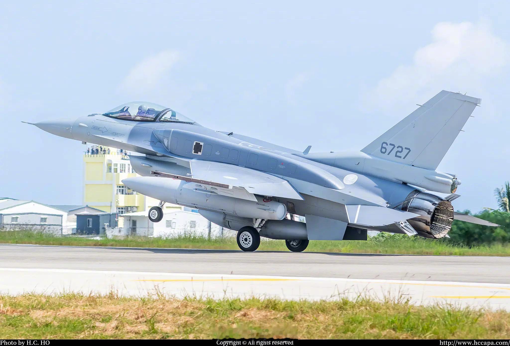 台伪空军首批两架全新制造的F-16V（6727、6728）战斗机延期一个多月后飞