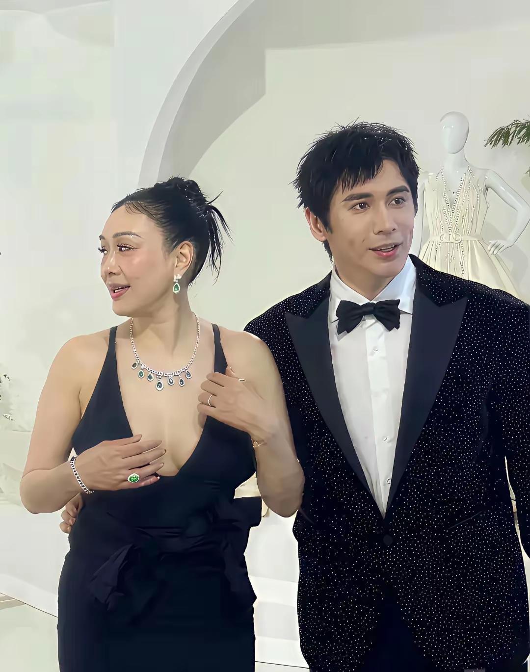 钟丽缇已经一把年纪了，还是喜欢展示自己的身材，但是在没有精修情况下，她早就