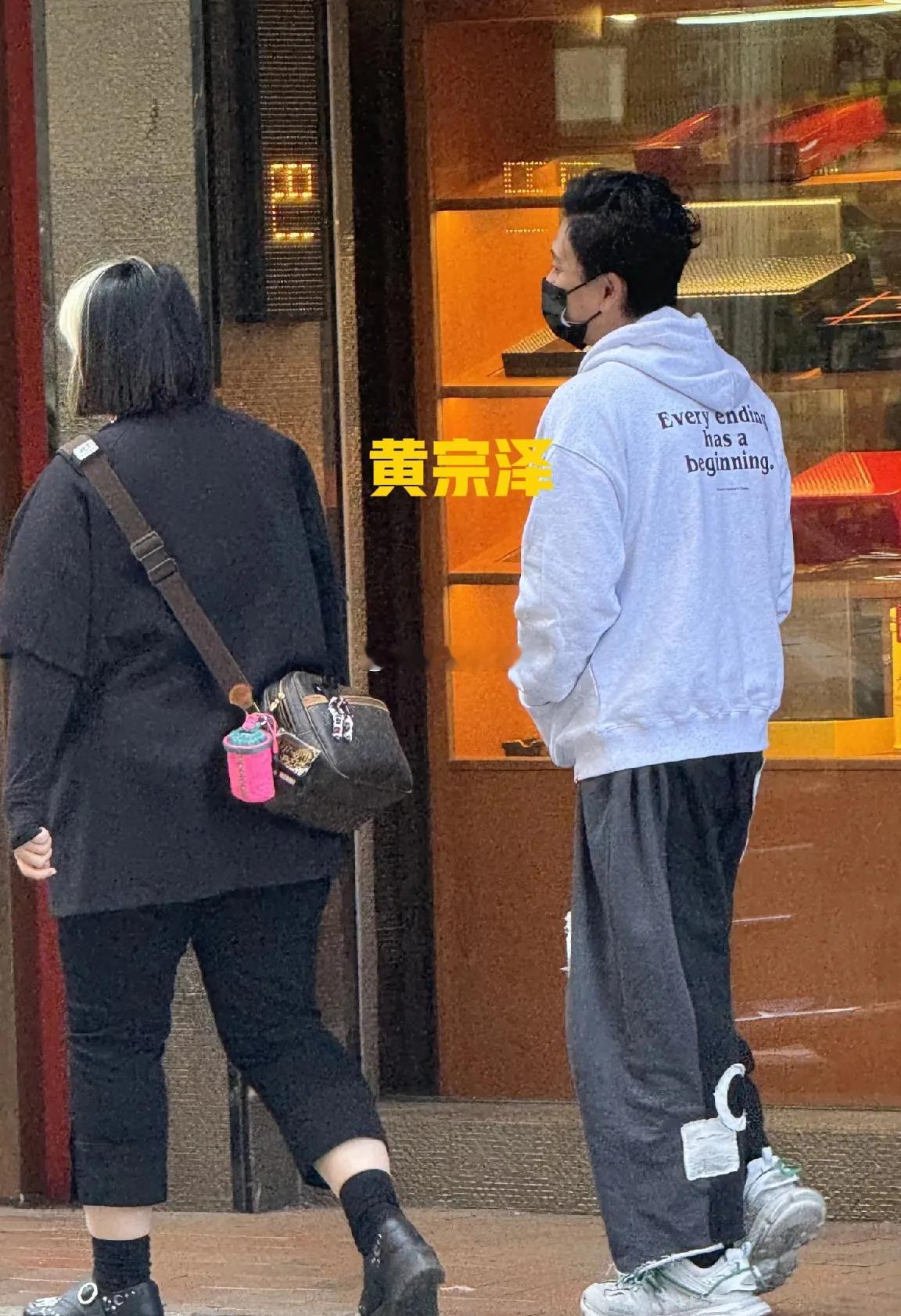 有网友在香港偶遇黄宗泽，状态潇洒似“无爱一身轻”。自与胡杏儿分手后，他似乎未有新