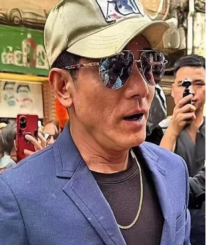 郭富城,美不美颜差距好大啊!郭富城前不久过了60大寿,方媛晒的全家福,郭富城看