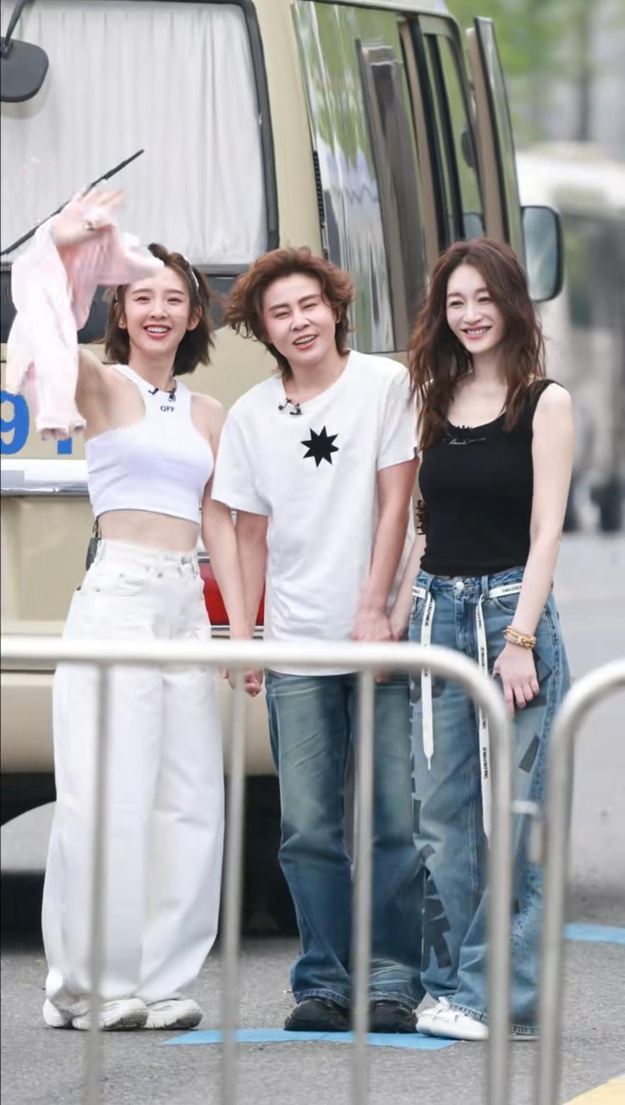 什么叫冠军气质，王濛长得不漂亮，甚至有点像假小子，但是站在唐艺昕和李小冉两位美女