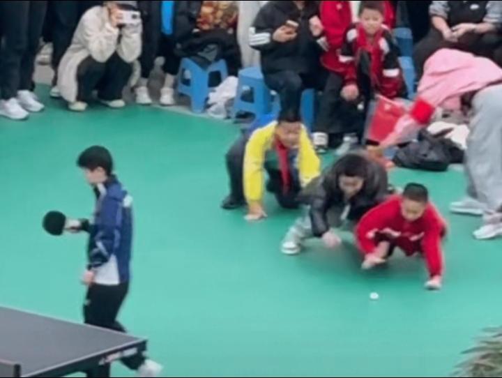 孙颖莎身后这三个小学生太可爱了，全程半蹲蓄力，眼神死死盯住乒乓球，提前摆好冲刺姿