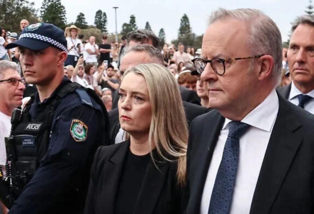 【穆斯林英雄艾哈迈德：今天，我与你们站在一起，我的兄弟姐妹们】在悉尼邦迪海滩