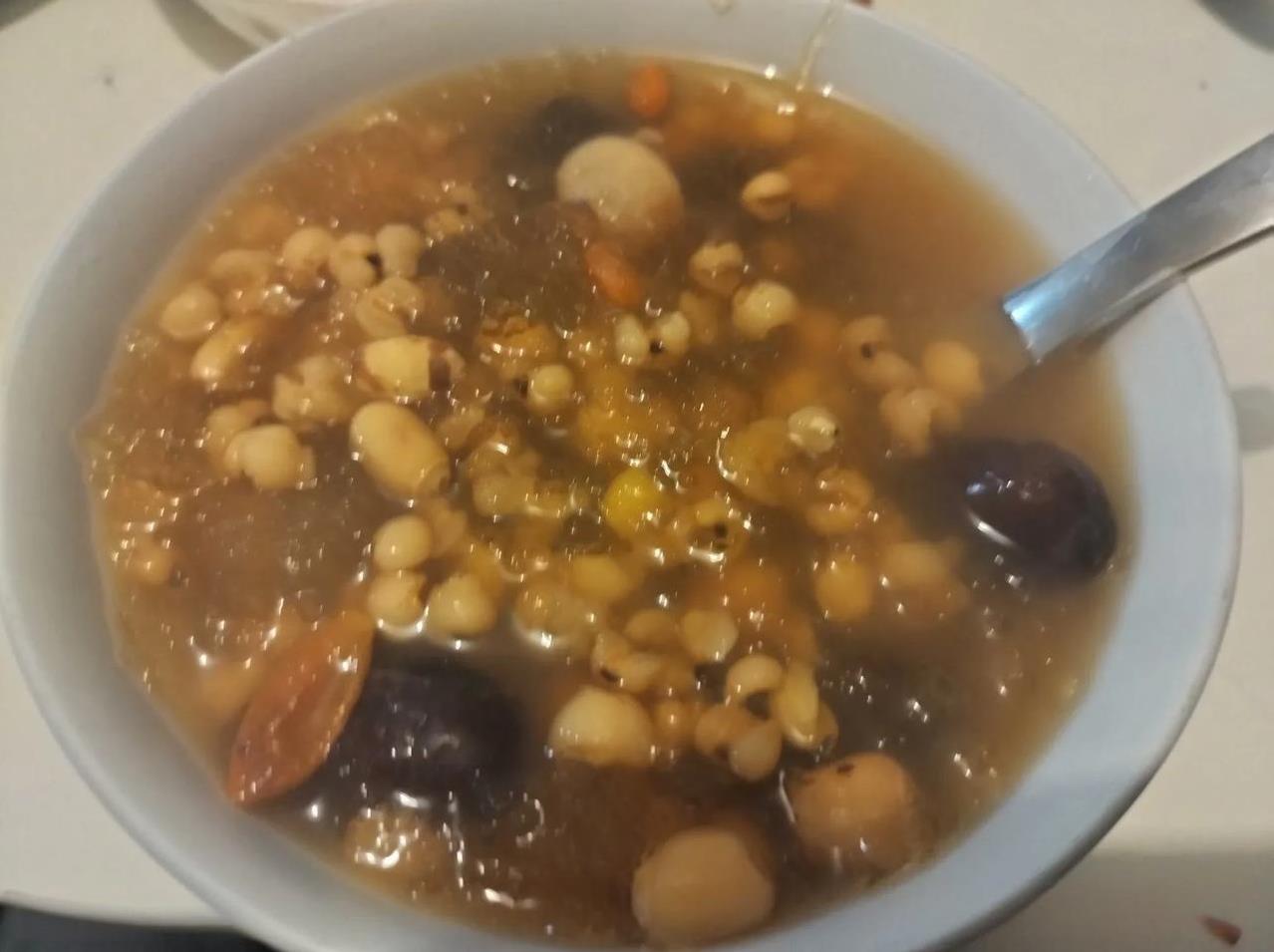 海运来的材料，煲的糖水。里面有大薏米，莲心，红枣，雪燕，桂圆肉等。