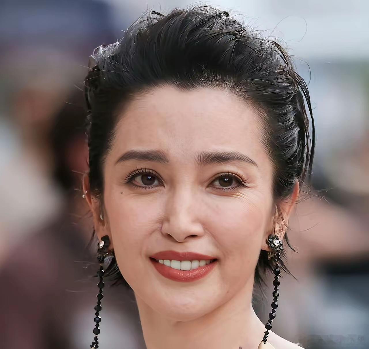 这是李冰冰？冰冰姐今年55岁不到吧？感觉看起来就像60岁，所以说女人不要盲目减肥